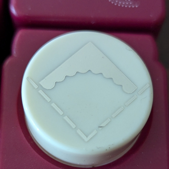 CRAFTERS - SCRAPBOOK - Emagination hole punchers - Picture 10 of 11